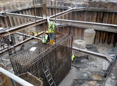 Yaprak yığını cofferdam istinat duvarı inşaat sahasında.