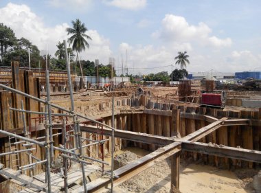 Yaprak yığını cofferdam istinat duvarı inşaat sahasında.