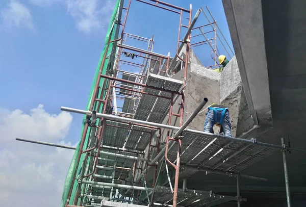 Trabajadores de la construcción que enyesan la pared y la viga del edificio usando yeso de cemento —  Fotos de Stock