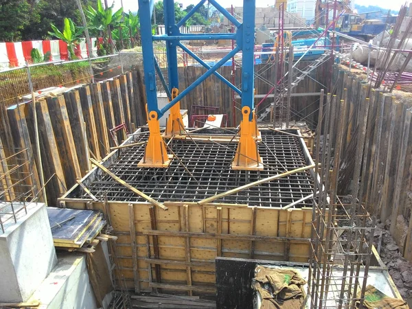 Yaprak yığını cofferdam istinat duvarı inşaat sahasında. — Stok fotoğraf