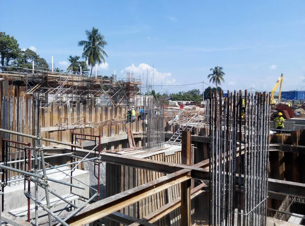 Folha pilha muro de retenção de cofferdam no local de construção . — Fotografia de Stock