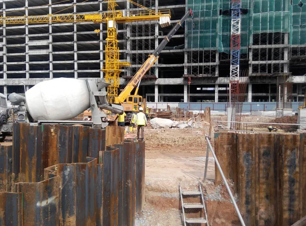 Yaprak yığını cofferdam istinat duvarı inşaat sahasında. — Stok fotoğraf