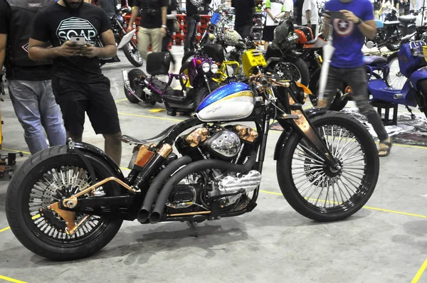 Verzamelen van aangepaste Harley Davidson motorfiets — Stockfoto