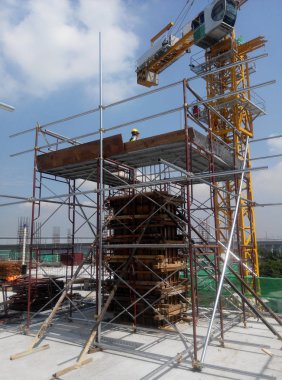 Kuala Lumpur, Malezya-5 Eylül 2016: yaygın olarak kontrplak ve kereste inşaat sahasında yapılan ahşap kalıp. İçin takviye Beton kalıp olarak kullanılan kalıp. 