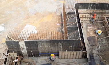 Seremban, Malezya-31 Ocak 2017: gündüz inşaat alanında çalışan inşaat işçileri. Onlar onların güvenliğini sağlamak için uygun ve uygun güvenlik dişli giymek için gerekli olan.  