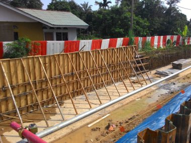 Kuala Lumpur, Malezya-5 Eylül 2016: yaygın olarak kontrplak ve kereste inşaat sahasında yapılan ahşap kalıp. İçin takviye Beton kalıp olarak kullanılan kalıp. 