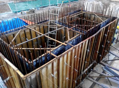 Kuala Lumpur, Malezya-5 Eylül 2016: yaygın olarak kontrplak ve kereste inşaat sahasında yapılan ahşap kalıp. İçin takviye Beton kalıp olarak kullanılan kalıp. 