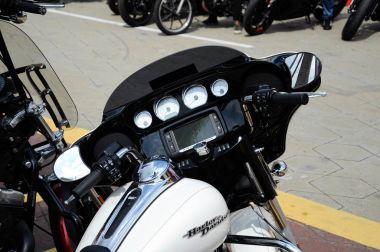 Kuala Lumpur, Malezya-25 Şubat 2017: metre panelleri ve kolu Bar çeşitli Harley Davidson kolay binici motosiklet sahiplerine Kuala Lumpur, Malezya içinde toplama sırasında. 