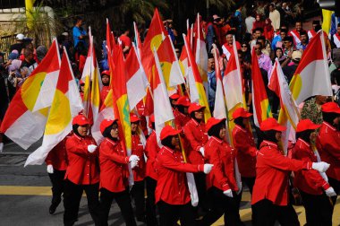 Seremban, Malezya-31 Ağustos 2016: üyeleri, siyasi parti Seremban, Malezya Malezya bağımsızlık geçit töreni sırasında Umno bayrak tutan Umno. En büyük Malay Malezya siyasi UMNO olduğunu. 