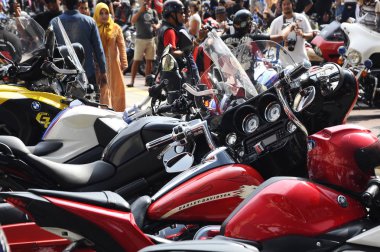 Çeşitli model Harley Davidson kolay binici motosiklet sahiplerine Kuala Lumpur, Malezya içinde toplama sırasında açık alanda otopark. 