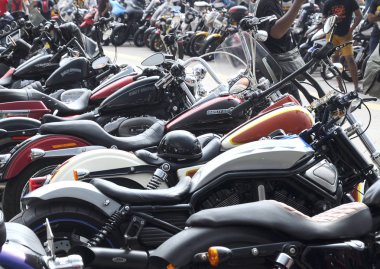 Çeşitli model Harley Davidson kolay binici motosiklet sahiplerine Kuala Lumpur, Malezya içinde toplama sırasında açık alanda otopark. 
