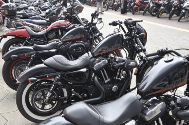 Çeşitli model Harley Davidson kolay binici motosiklet sahiplerine Kuala Lumpur, Malezya içinde toplama sırasında açık alanda otopark. 