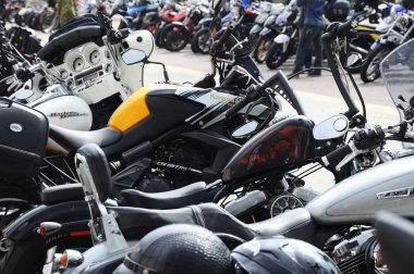 Çeşitli model Harley Davidson kolay binici motosiklet sahiplerine Kuala Lumpur, Malezya içinde toplama sırasında açık alanda otopark. 