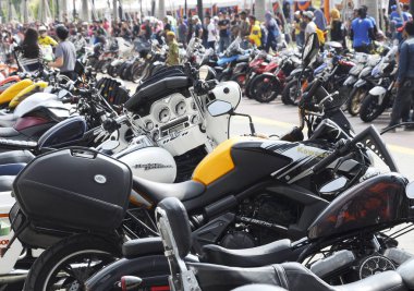 Çeşitli model Harley Davidson kolay binici motosiklet sahiplerine Kuala Lumpur, Malezya içinde toplama sırasında açık alanda otopark. 