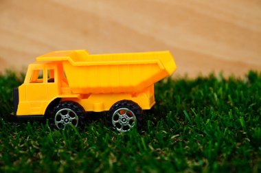 Suni çim izole plastik ağır inşaat makine oyuncaklar. 