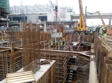 Yaprak yığını cofferdam istinat duvarı inşaat sahasında. Toprak kazı ve temel başlangıç çalışmanıza olanak sağlar için yüklü. 