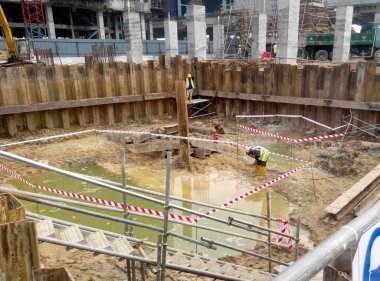 Yaprak yığını cofferdam istinat duvarı inşaat sahasında. Toprak kazı ve temel başlangıç çalışmanıza olanak sağlar için yüklü. 