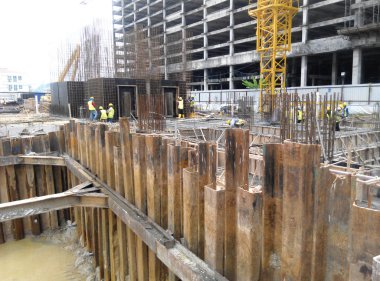 Yaprak yığını cofferdam istinat duvarı inşaat sahasında. Toprak kazı ve temel başlangıç çalışmanıza olanak sağlar için yüklü. 