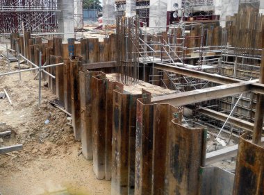 Yaprak yığını cofferdam istinat duvarı inşaat sahasında. Toprak kazı ve temel başlangıç çalışmanıza olanak sağlar için yüklü. 