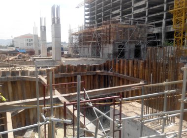 Yaprak yığını cofferdam istinat duvarı inşaat sahasında. Toprak kazı ve temel başlangıç çalışmanıza olanak sağlar için yüklü. 