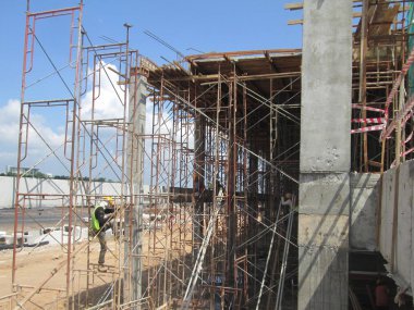 Kuala Lumpur, Malezya-16 Şubat 2017: iskele inşaat sitelerinde bir platform olarak ve geçici destek olarak kullanılır. İnşaat işçileri tarafından yükseklikte işi yapmak için kullanılan.