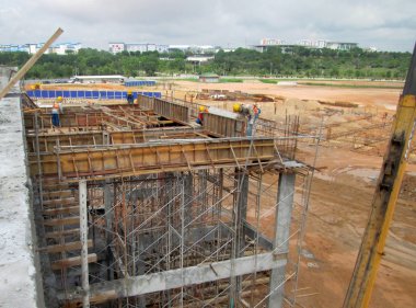 Kuala Lumpur, Malezya-16 Şubat 2017: iskele inşaat sitelerinde bir platform olarak ve geçici destek olarak kullanılır. İnşaat işçileri tarafından yükseklikte işi yapmak için kullanılan.