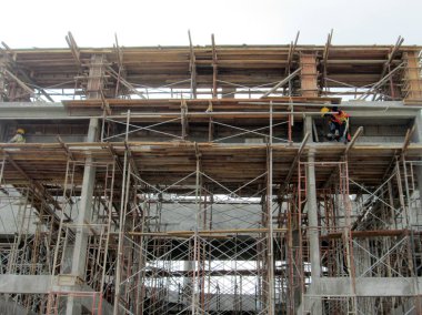 Kuala Lumpur, Malezya-16 Şubat 2017: iskele inşaat sitelerinde bir platform olarak ve geçici destek olarak kullanılır. İnşaat işçileri tarafından yükseklikte işi yapmak için kullanılan.