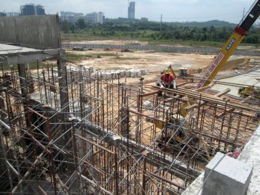 Kuala Lumpur, Malezya-16 Şubat 2017: iskele inşaat sitelerinde bir platform olarak ve geçici destek olarak kullanılır. İnşaat işçileri tarafından yükseklikte işi yapmak için kullanılan.