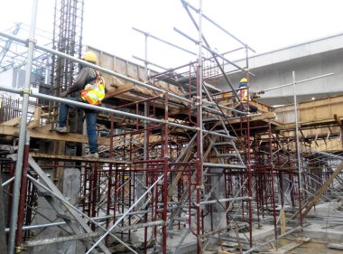 Kuala Lumpur, Malezya-16 Şubat 2017: iskele inşaat sitelerinde bir platform olarak ve geçici destek olarak kullanılır. İnşaat işçileri tarafından yükseklikte işi yapmak için kullanılan.