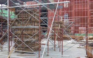 Kuala Lumpur, Malezya-16 Şubat 2017: iskele inşaat sitelerinde bir platform olarak ve geçici destek olarak kullanılır. İnşaat işçileri tarafından yükseklikte işi yapmak için kullanılan.