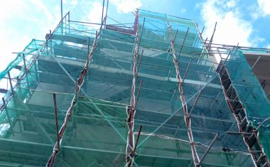 Kuala Lumpur, Malezya-16 Şubat 2017: iskele inşaat sitelerinde bir platform olarak ve geçici destek olarak kullanılır. İnşaat işçileri tarafından yükseklikte işi yapmak için kullanılan.