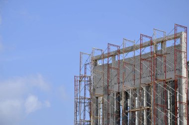 Kuala Lumpur, Malezya-16 Şubat 2017: iskele inşaat sitelerinde bir platform olarak ve geçici destek olarak kullanılır. İnşaat işçileri tarafından yükseklikte işi yapmak için kullanılan.