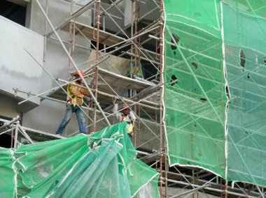 Kuala Lumpur, Malezya-16 Şubat 2017: iskele inşaat sitelerinde bir platform olarak ve geçici destek olarak kullanılır. İnşaat işçileri tarafından yükseklikte işi yapmak için kullanılan.