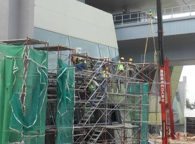 Kuala Lumpur, Malezya-16 Şubat 2017: iskele inşaat sitelerinde bir platform olarak ve geçici destek olarak kullanılır. İnşaat işçileri tarafından yükseklikte işi yapmak için kullanılan.