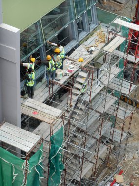 Kuala Lumpur, Malezya-16 Şubat 2017: iskele inşaat sitelerinde bir platform olarak ve geçici destek olarak kullanılır. İnşaat işçileri tarafından yükseklikte işi yapmak için kullanılan.