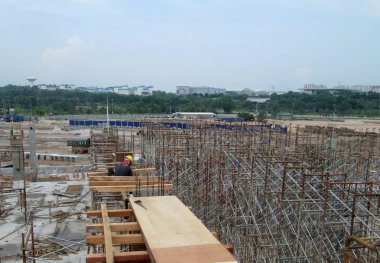 Kuala Lumpur, Malezya-16 Şubat 2017: iskele inşaat sitelerinde bir platform olarak ve geçici destek olarak kullanılır. İnşaat işçileri tarafından yükseklikte işi yapmak için kullanılan.