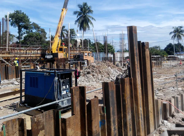 Yaprak Yığını Cofferdam Istinat Duvarı Inşaat Sahasında Toprak Kazı Temel — Stok fotoğraf