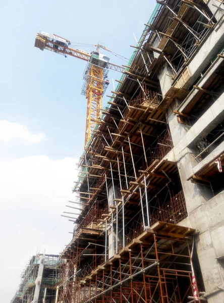クアラルンプール マレーシア 2017 プラットフォームと一時的なサポートとして建設現場で使用する足場 高さで作業を行う建設労働者の使用 — ストック写真