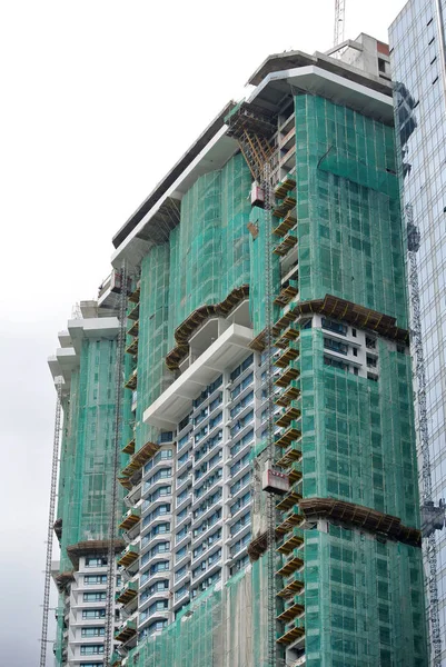 クアラルンプール マレーシア 2017 プラットフォームと一時的なサポートとして建設現場で使用する足場 高さで作業を行う建設労働者の使用 — ストック写真