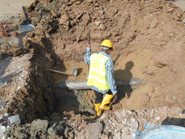 Seremban, Malezya-28 Eylül 2016: inşaat işçileri yükleme ve yeraltı yardımcı programı ve Hizmetleri boru sabitleme. Siperler onlar işlerini yapmak için gerekli seviyeye çıkardı.  