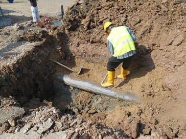 Seremban, Malezya-28 Eylül 2016: inşaat işçileri yükleme ve yeraltı yardımcı programı ve Hizmetleri boru sabitleme. Siperler onlar işlerini yapmak için gerekli seviyeye çıkardı.  