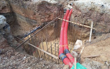 Seremban, Malezya-02 Şubat 2017: yeraltı yardımcı programı ve Hizmetleri oluklu boru yatıyordu inşaat sahasında işçiler tarafından. Kablo korumak için kullanılan oluklu boru içinde yatıyordu.    