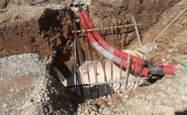 Seremban, Malezya-02 Şubat 2017: yeraltı yardımcı programı ve Hizmetleri oluklu boru yatıyordu inşaat sahasında işçiler tarafından. Kablo korumak için kullanılan oluklu boru içinde yatıyordu.    