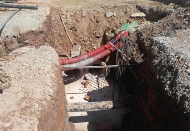 Seremban, Malezya-02 Şubat 2017: yeraltı yardımcı programı ve Hizmetleri oluklu boru yatıyordu inşaat sahasında işçiler tarafından. Kablo korumak için kullanılan oluklu boru içinde yatıyordu.    