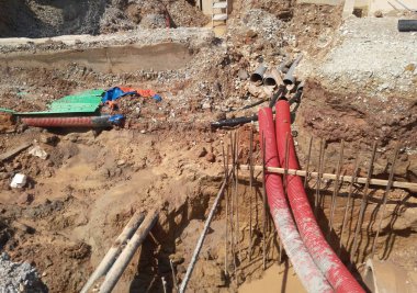 Seremban, Malezya-02 Şubat 2017: yeraltı yardımcı programı ve Hizmetleri oluklu boru yatıyordu inşaat sahasında işçiler tarafından. Kablo korumak için kullanılan oluklu boru içinde yatıyordu.    