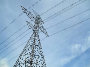 Seremban, Malezya-08 Haziran 2017: yüksek gerilim elektrik tüketici taşıyan yüksek gerilimli çelik pilon. 