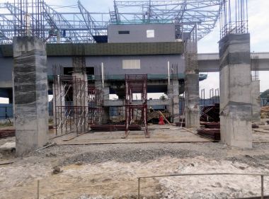 Kuala Lumpur, Malezya-29 Temmuz 2017: inşaat sahasında döküm beton sütun. Çıkıntılı takviye bar ve hazır sonraki Betonlama çalışmaları için sağlanan. Yapım aşamasında. 