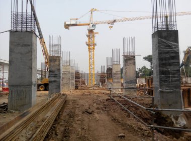 İnşaat sahasında döküm beton sütun. Çıkıntılı takviye bar ve hazır sonraki Betonlama çalışmaları için sağlanan. Yapım aşamasında. 