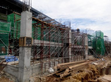 İnşaat sahasında döküm beton sütun. Çıkıntılı takviye bar ve hazır sonraki Betonlama çalışmaları için sağlanan. Yapım aşamasında. 