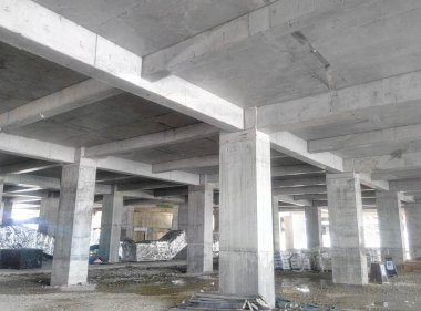Şantiyede beton döküm sütun. 